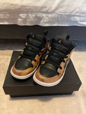-HARD TO FIND- JORDAN 1 MiD SE (TD)Black/Metallic-White Toddler size 9C